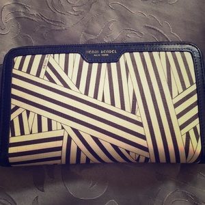 Henri Bendel wallet